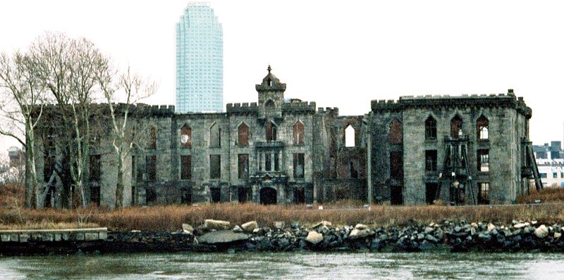 Riveted - New-York-City,-Roosevelt-Island,-Smallpox-Hospital,-Eingangsfront-(1996)_crop